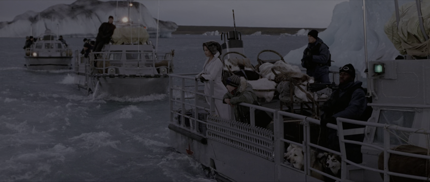 Angelina Jolie, dans le rôle de Lara Croft, navigue sur le lagon du glacier de Jokulsarlon à bord d'un bateau amphibie.