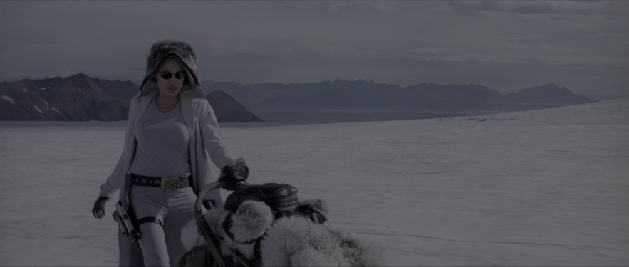 Angelina Jolie nei panni di Lara Croft va in slitta trainata da cani sulla neve in una scena girata in Islanda