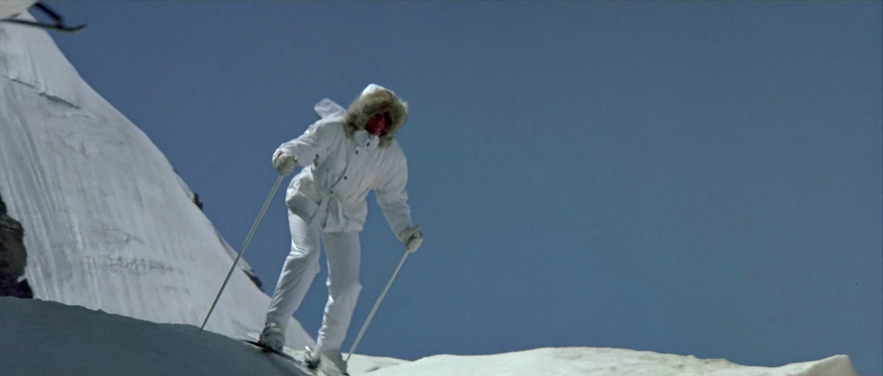James Bond skiant dans A View to a Kill, tourné en Islande