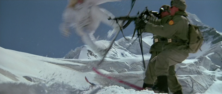 아이슬란드에서 촬영된 영화 '007뷰 투 어 킬'에서 제임스 본드가 소련 경비병을 공격합니다.