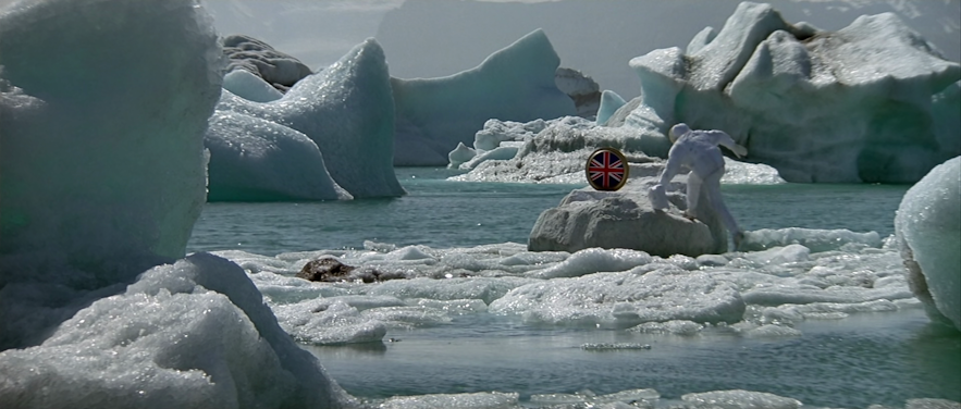 James Bond entra in un sottomarino a forma di iceberg a Jokulsarlon in Islanda