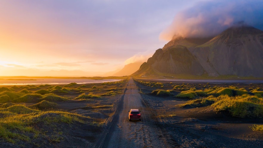 在冰岛租车旅行，沿途有无数迷人风景。
