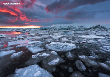 Die Gletscherlagune Jökulsarlon ist mit Eisbergen unterschiedlicher Größe gefüllt.