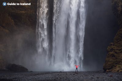 アイスランド南海岸のスコゥガフォスの滝。夏の勇壮な姿。