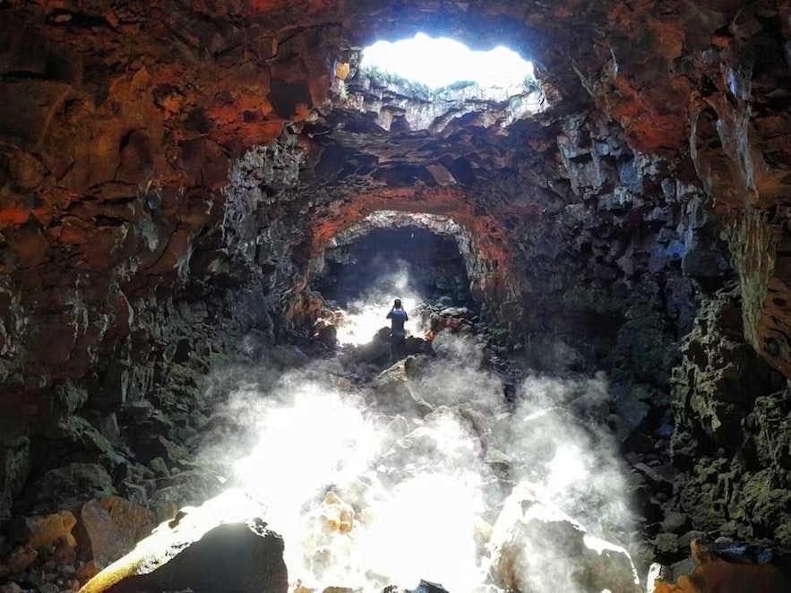 Tragaluces naturales han aparecido en áreas donde el techo de la cueva ha colapsado. 