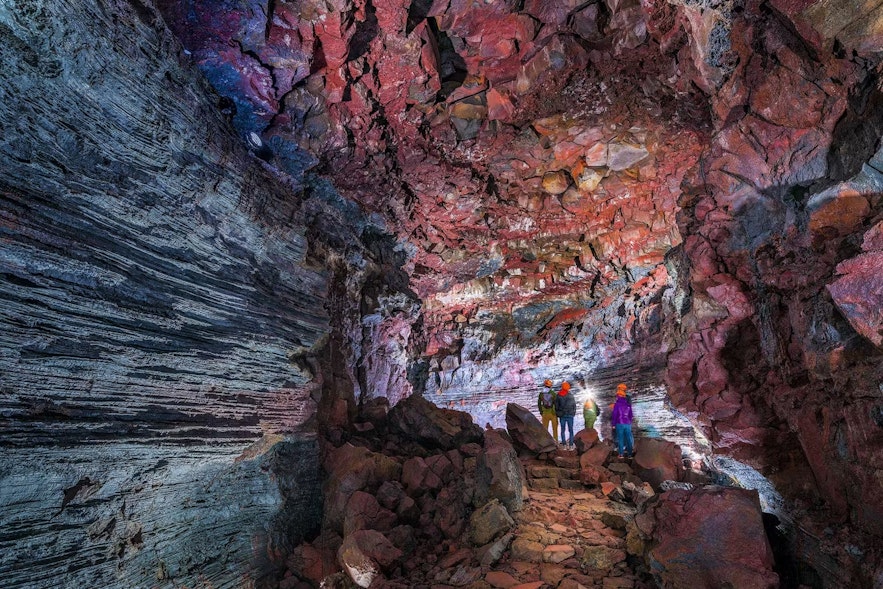 旅行团备有深入研究瑞法赫火山岩洞所需的所有设备。