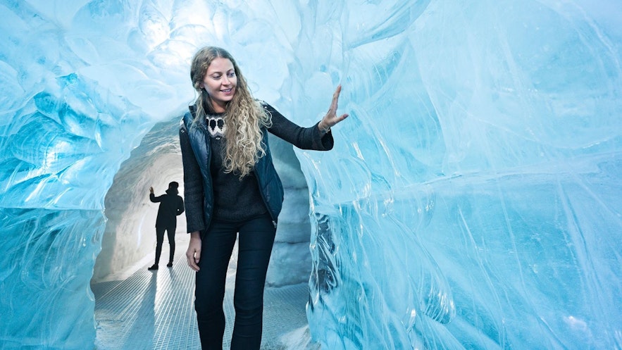 Odkryj stworzoną przez człowieka jaskinię lodową wewnątrz Perlana w Reykjaviku.