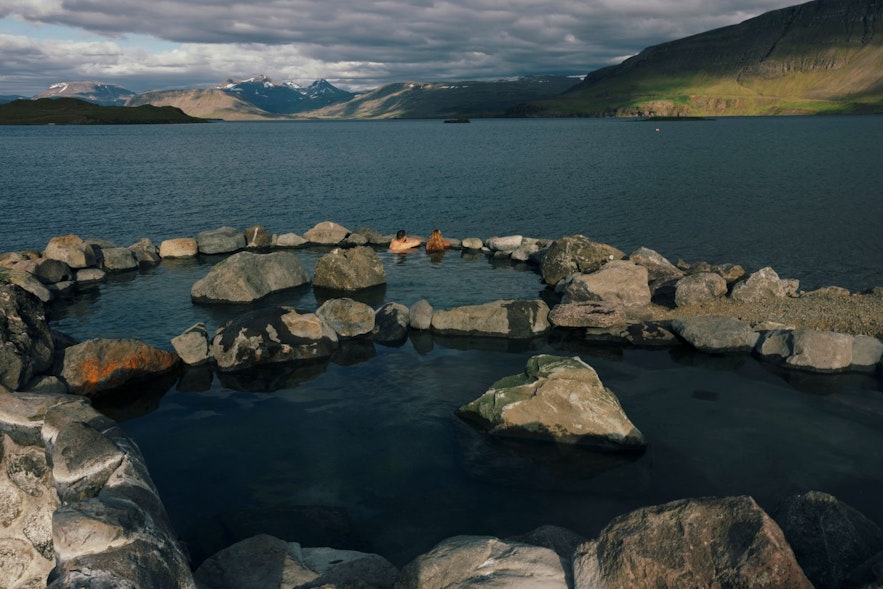 Kąpiel wśród natury w gorących źródłach Hvammsvik na Islandii.