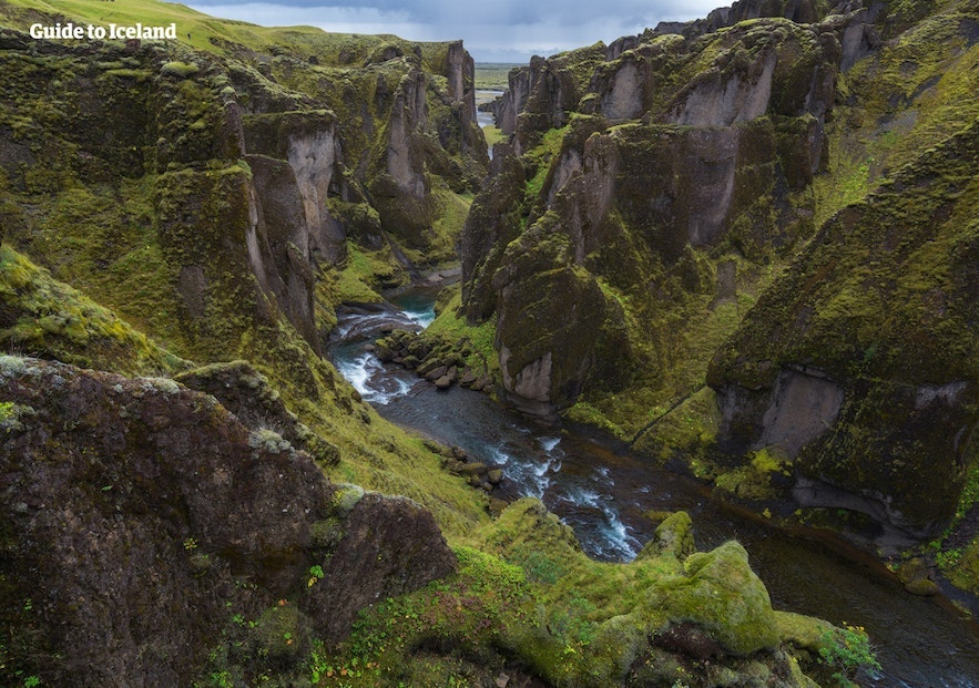 Fjadrargljufur in Südisland ist ein mystischer Canyon und ein großartiges Ziel abseits der ausgetretenen Pfade in Island