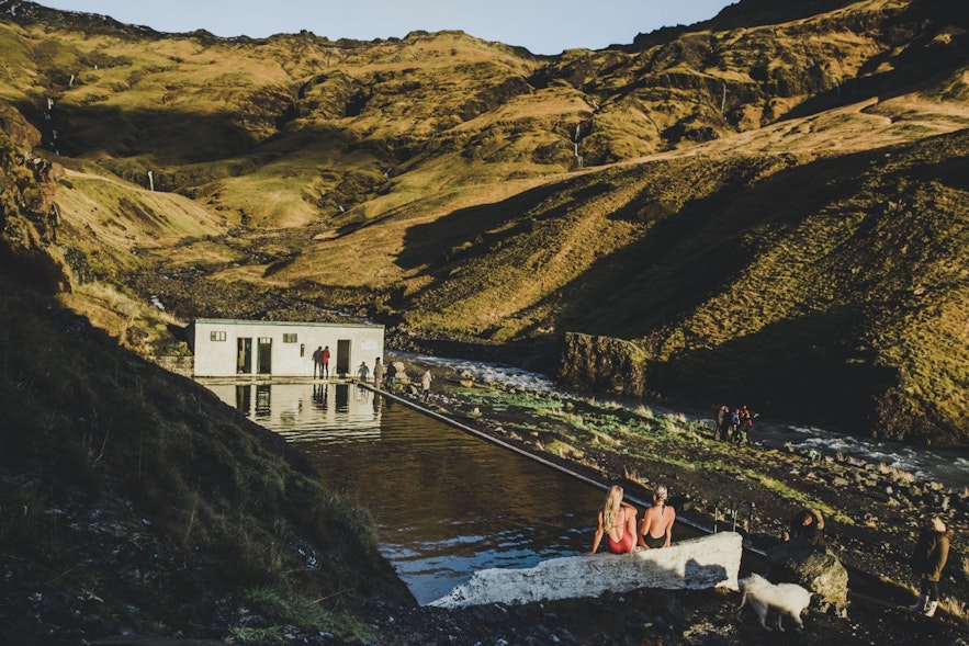 셀랴발라뢰이그에서의 목욕은 아주 독특한 경험입니다.