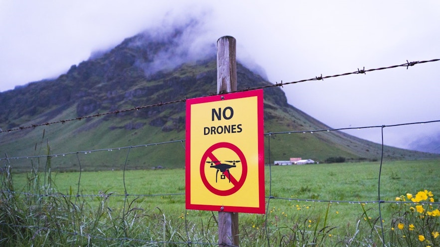 留意冰岛的无人机禁飞标志
