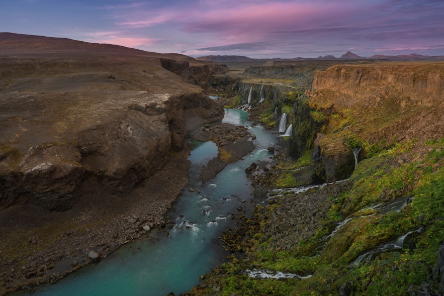 冰岛有很多壮观的瀑布