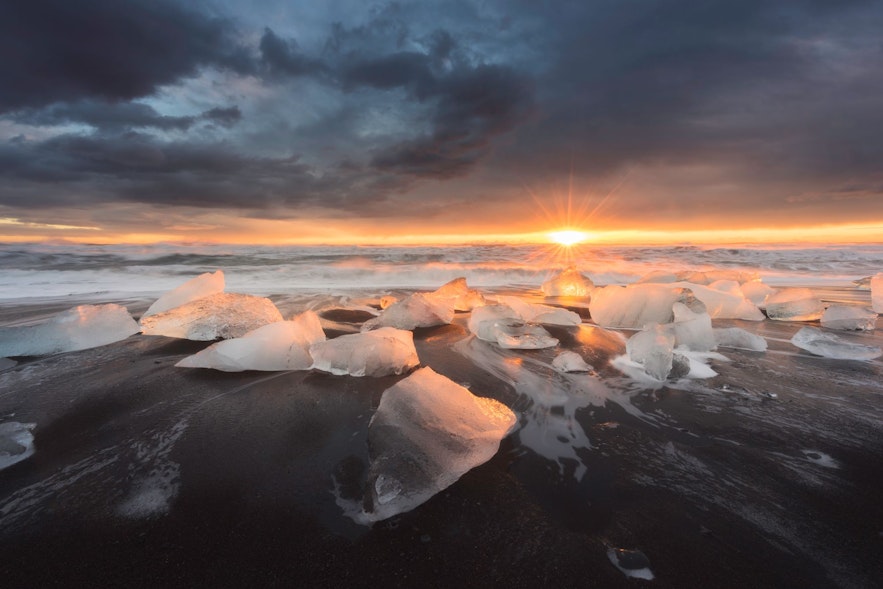 杰古沙龙冰河湖的冰块在阳光下显得格外迷人