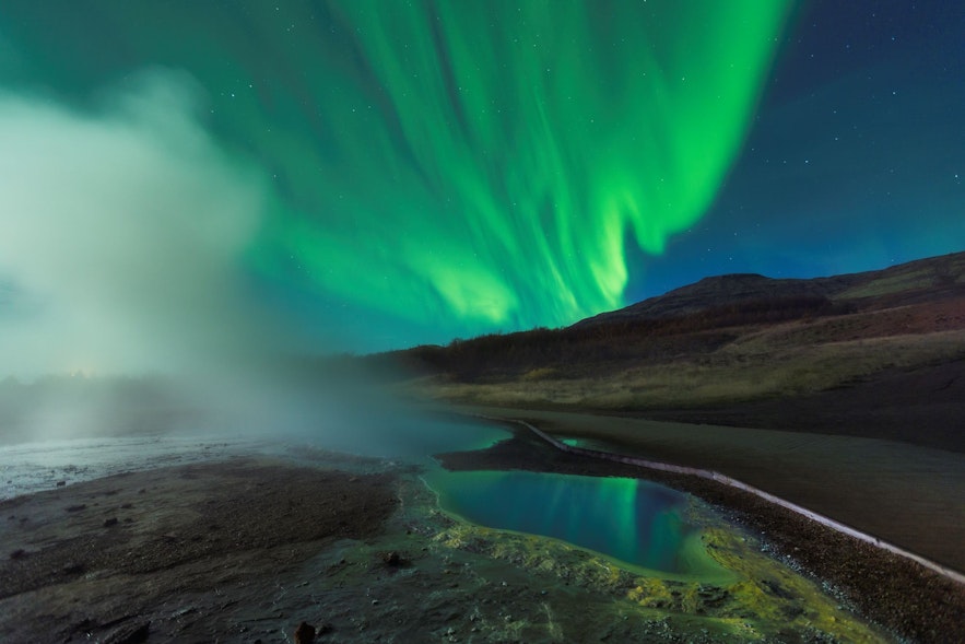 The beautiful Icelandic nature compliments the stunning aurora borealis
