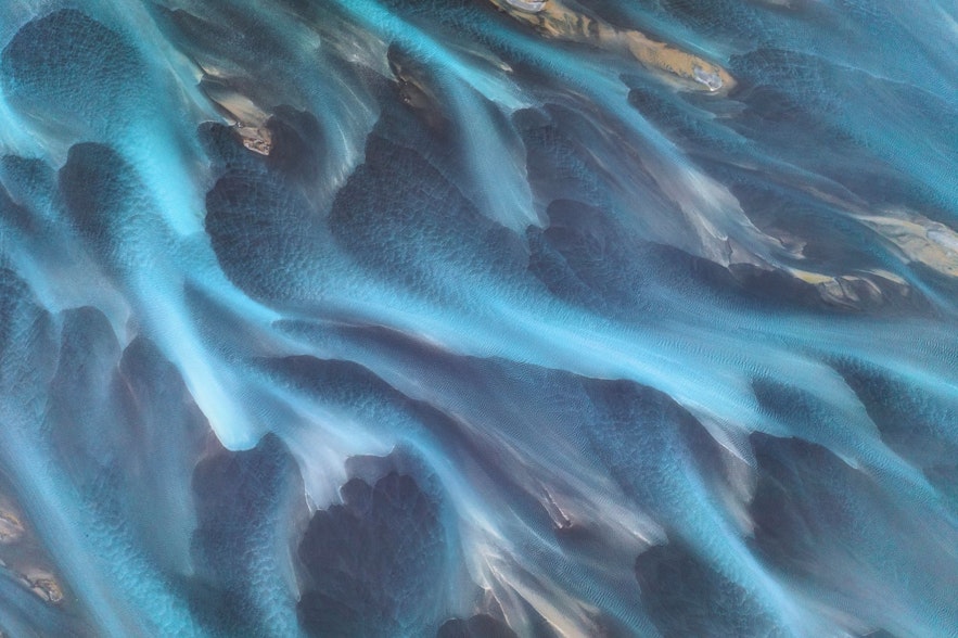 无人机拍摄下的河流呈现出美丽的色彩和图案