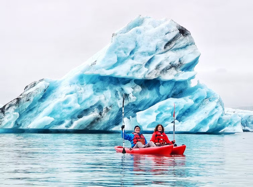 Puedes hacer kayak en la laguna glaciar de Jokulsarlon, en Islandia.