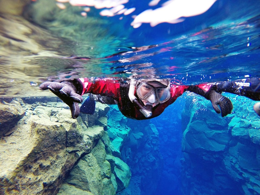 在丝浮拉的冰水中，干式潜水衣能保持舒适的温度。