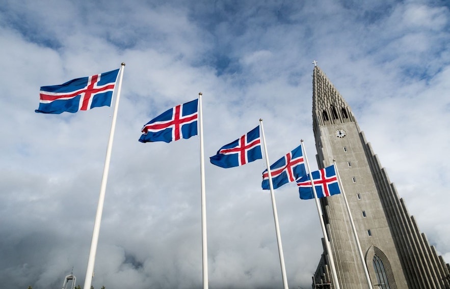 덴마크 통치에 저항하며 흔들리는 아이슬란드 국기.