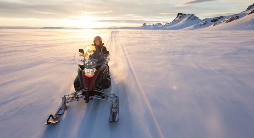 Schneemobilfahren auf einem Gletscher ist ein fantastisches Island-Abenteuer