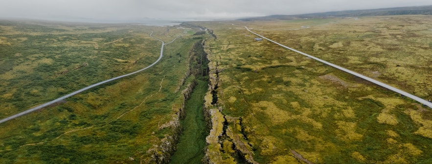 在冰岛的一些地方，地壳板块之间的裂缝非常明显。