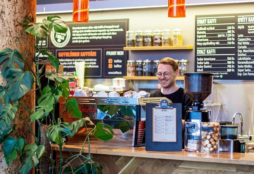 Kaffitár是雷克雅未克的一家连锁咖啡馆，提供各种美味的浓缩咖啡饮品和整批出售的咖啡豆。