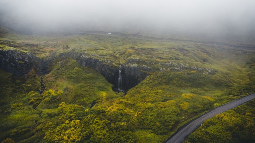 游览冰岛乡村时，您会遇到许多碎石路