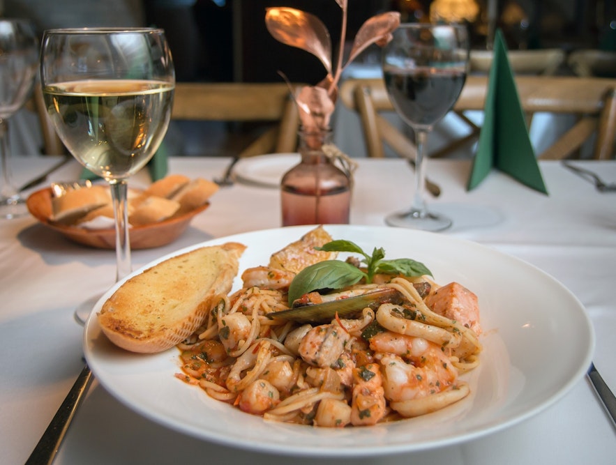 您可以在雷克雅未克的Caruso餐厅品尝到美味的意大利菜。