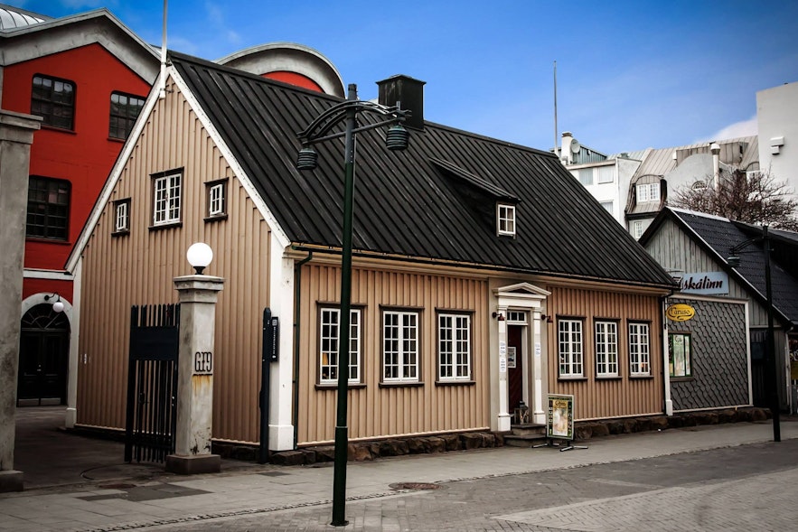 Caruso is located in Austurgata 22 Reykjavik, a historic building