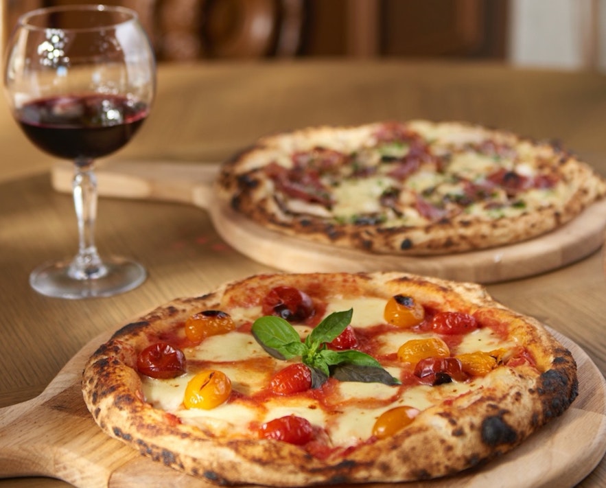 在雷克雅未克的Grazie Trattoria，您可以品尝到美味的披萨、意大利面和肉。