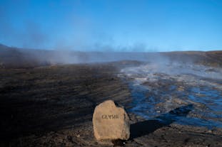 A stone with a 'Geysir' marking indicates the popular geyser's location.