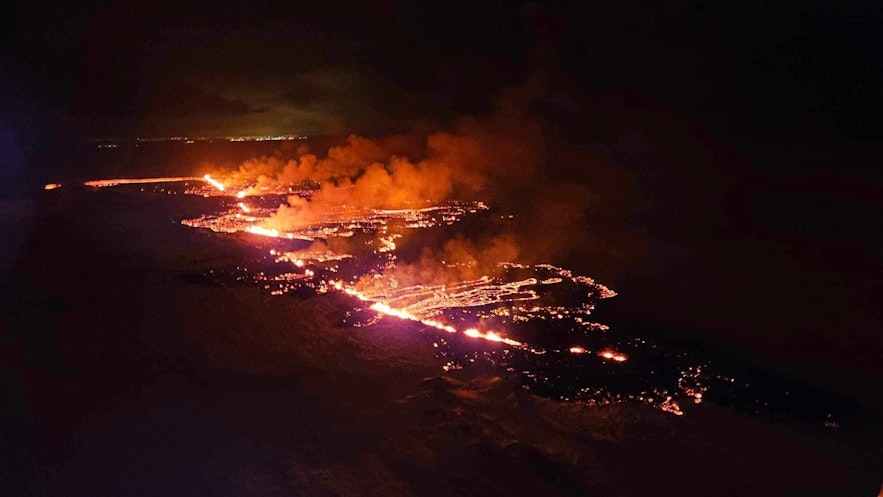 La hilera de cráteres de la erupción de Sundhnukagigar en la noche del 18 de diciembre.