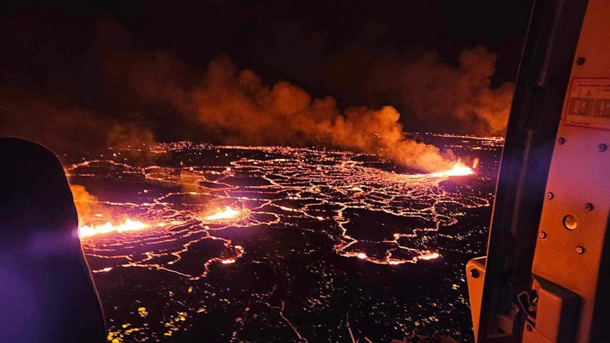 Vista de la erupción del Sundhnukagigar desde el helicóptero