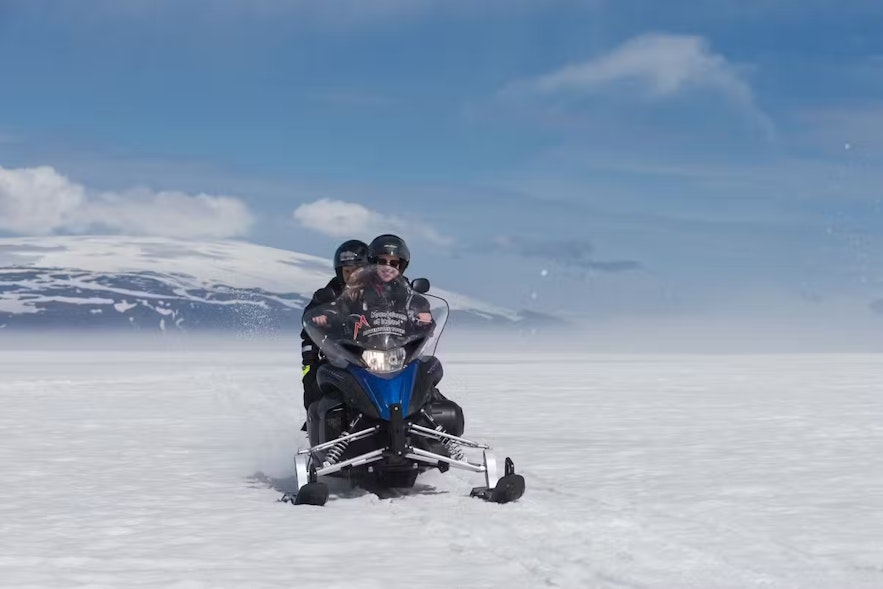 在冰岛参加雪地摩托旅行团