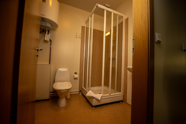 A modern and pristine bathroom at Fljotsdalsgrund, ensuring comfort and relaxation during your stay.
