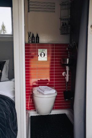 The mini private bathroom blends contemporary aesthetics and thoughtful amenities.