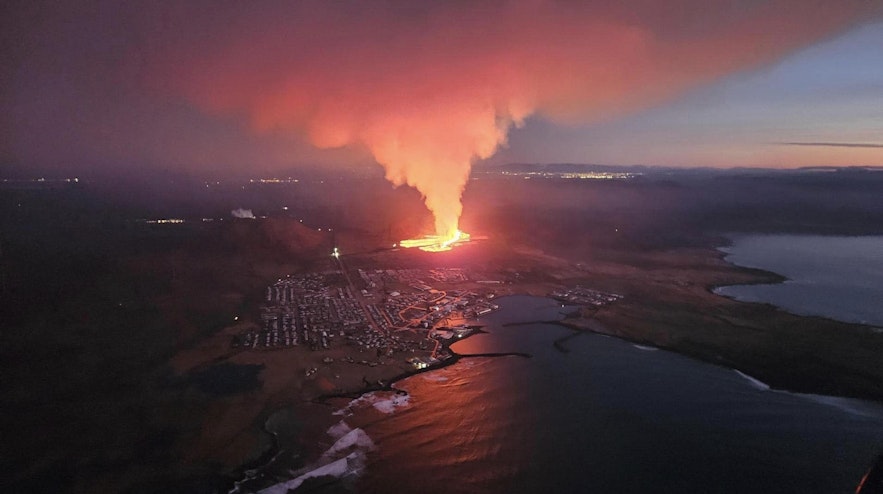 Eine Luftaufnahme von Grindavik und dem Ausbruch des Hagafell.