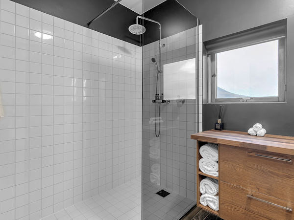 A rain shower with towels for guests at Deluxe Lodge in South Iceland.