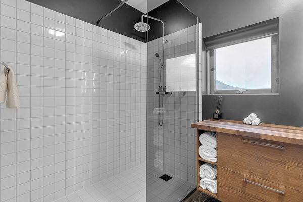 A rain shower with towels for guests at Deluxe Lodge in South Iceland.
