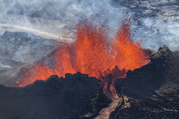 15 Incredible Photographs of the Holuhraun Volcano in Iceland