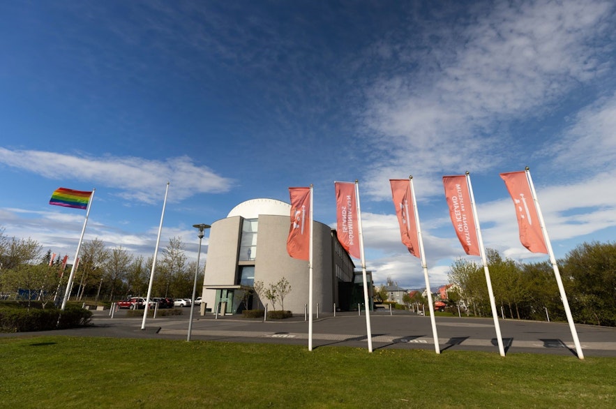 Vor dem Eingang des isländischen Nationalmuseums gibt es genügend Parkplätze.