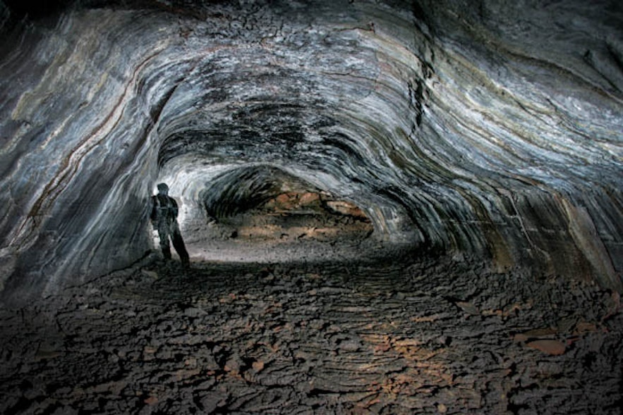 トンネルのような独特な形をするレイザレンディ洞窟