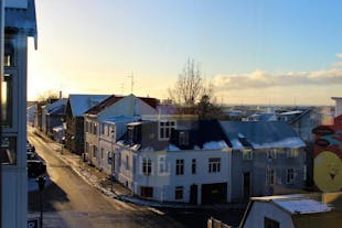 Het uitzicht vanuit het raam in een van de Odinn Reykjavik Odinsgata appartementen. 