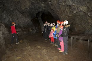 スナイフェルスネス半島にあるヴァッツヘトリル洞窟は8000年前の火山噴火にできた溶岩洞窟