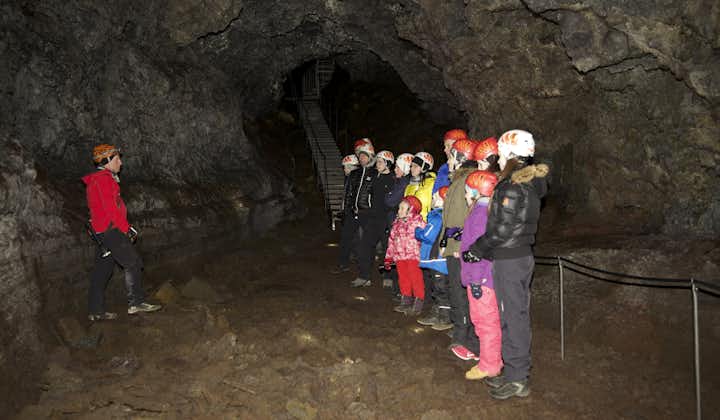Vatnshellir är en 8 000 år gammal lavagrotta på Snæfellsneshalvön på Island.