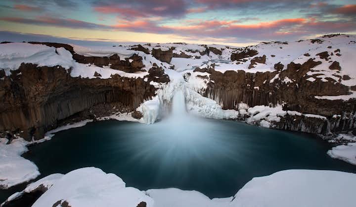 在冰岛北部的Aldeyjarfoss瀑布，感受黝黑玄武岩石柱与瀑布激流的颜色交织。