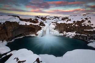 在冰岛北部的Aldeyjarfoss瀑布，感受黝黑玄武岩石柱与瀑布激流的颜色交织。