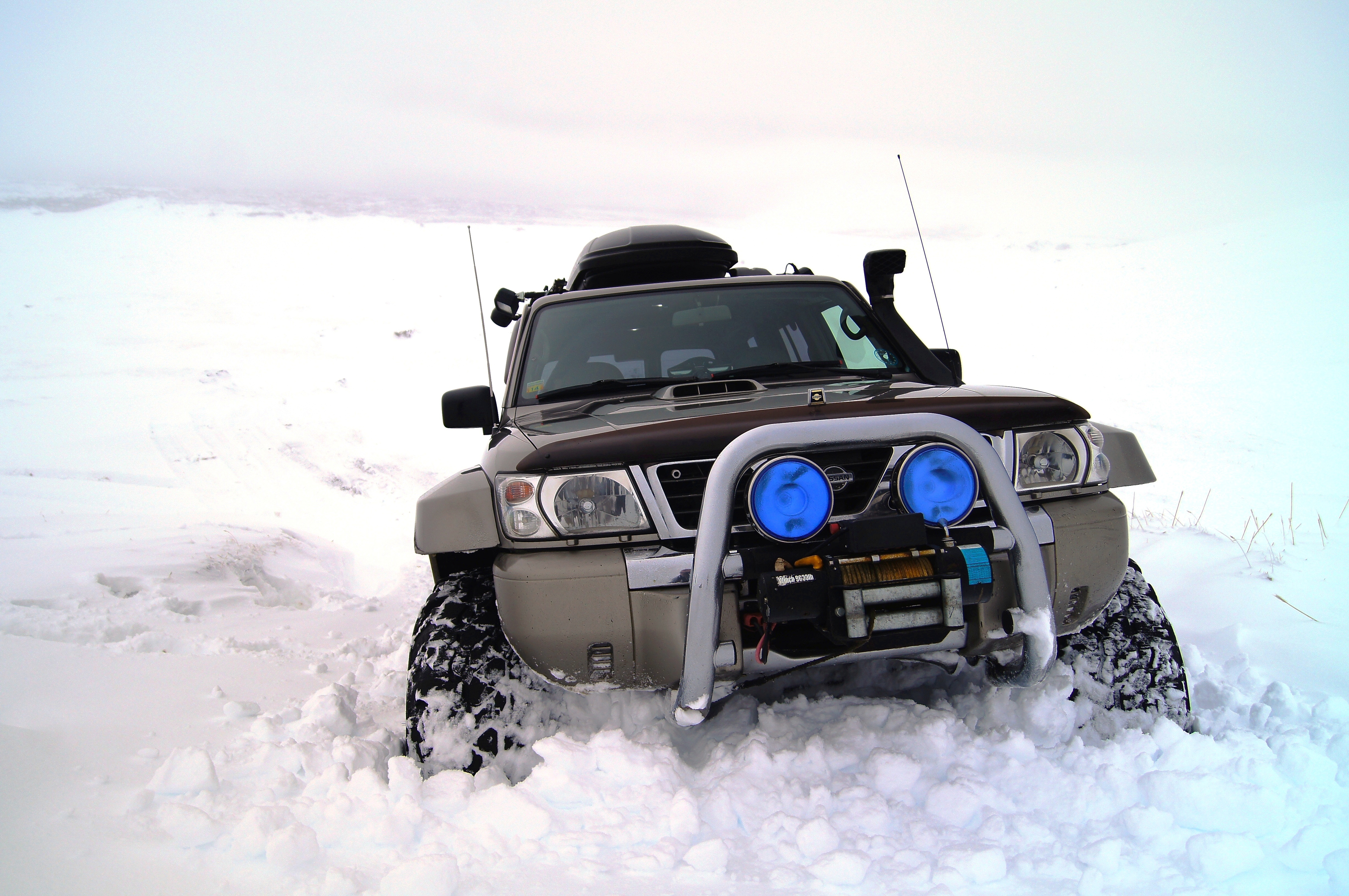 在冰岛北部米湖地区，许多被很厚的积雪覆盖的景区冬天时只有改装过的超级吉普才可以顺利通行