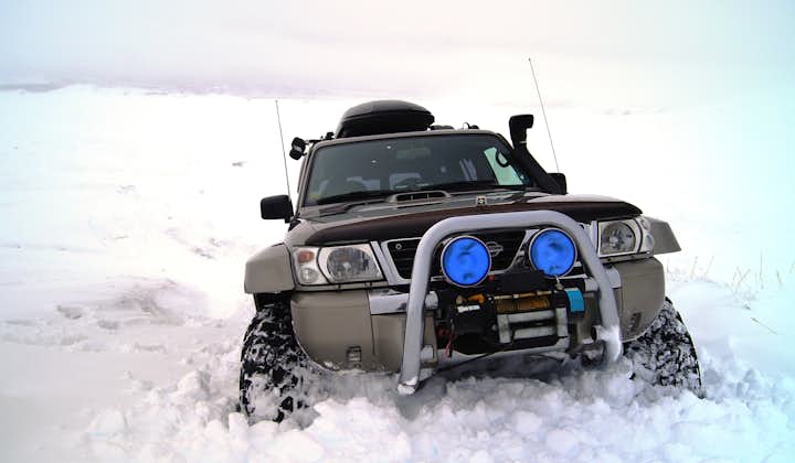 在冰岛北部米湖地区，许多被很厚的积雪覆盖的景区冬天时只有改装过的超级吉普才可以顺利通行