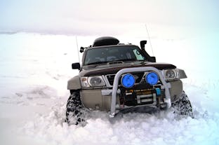 De snötäckta landskapen på norra Island runt Mývatn är endast tillgängliga på vintern med en Superjeep.