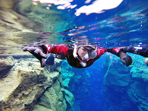 Dzięki suchemu skafandrowi możesz spokojnie unosić się na powierzchni wody podczas snorkelingu w szczelinie Silfra.